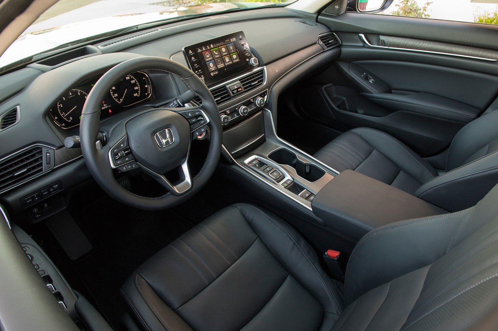 2018款本田雅阁PK2018款丰田凯美瑞_新浪看点