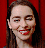 《权力》龙妈笑起来太魔性,分分钟变表情包