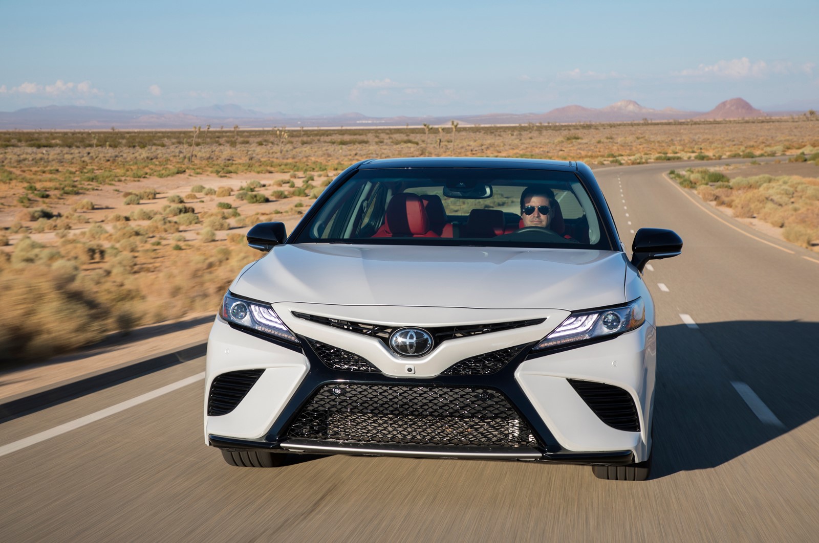 2018款本田雅阁PK2018款丰田凯美瑞_新浪看点