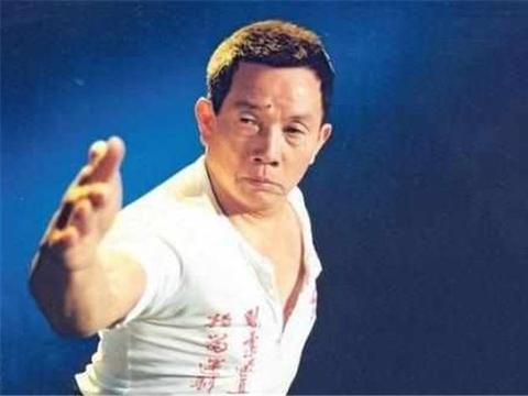 他是一代宗师，只和成龙李连杰合作过一次，今76岁去世豪车都没！