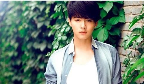 他是郑爽好“闺蜜”，早年丧母，命苦小鲜肉座驾太低调