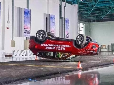 哈弗H6时速50公里翻车转三圈 竟然只掉了个后视镜