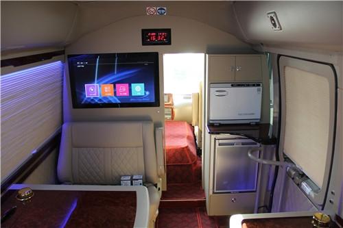 终于明白领导出行,不选迈巴赫劳斯莱斯,而选丰田考斯特亮点在这