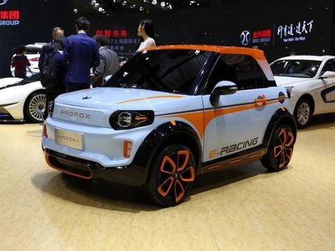 谁说国产车不行？8万多的电动车，自带5块显示屏，妹子都抢着坐！