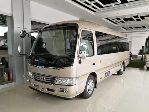 领导为何都首选日系车？丰田柯斯达内饰真的豪华，打开车门后秒懂