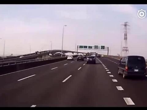 SUV高速出口急刹停车，还好大货车的处理及时，不然结局太惨