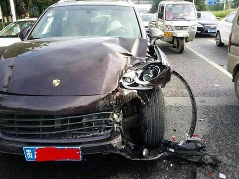 百万保时捷撞最美国产车 保时捷车主擦了下眼镜不敢相信结果