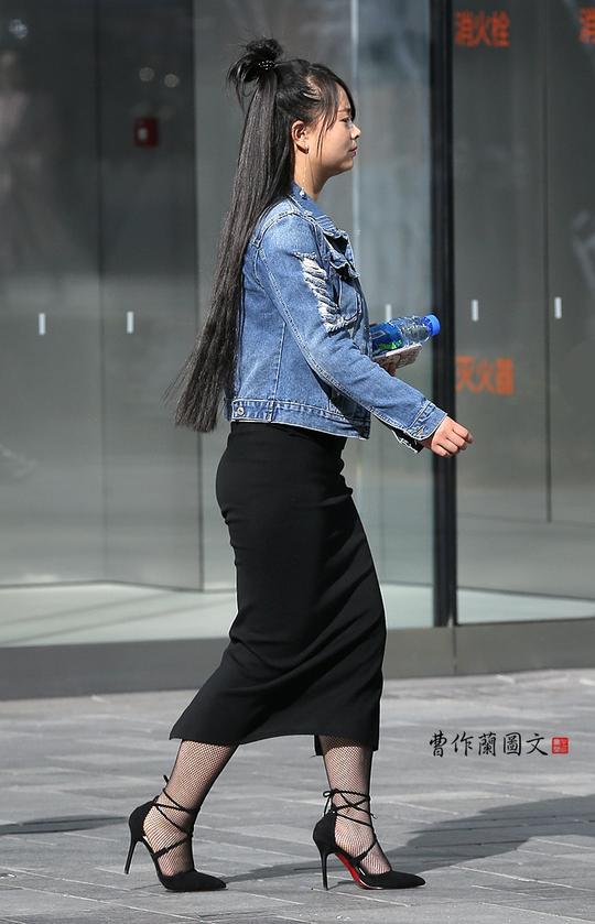 街拍：黑色丝袜，挡不住的性感