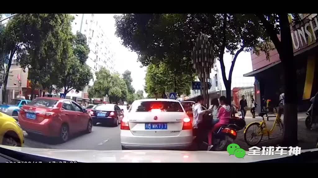 可怕的新手开车倒库，电动车女子无辜惨遭碾压车底！