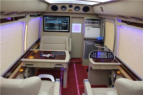 终于明白领导出行,不选迈巴赫劳斯莱斯,而选丰田考斯特亮点在这