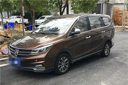 10万的宝骏730违停，看到挪车电话，才知道车主的霸气！