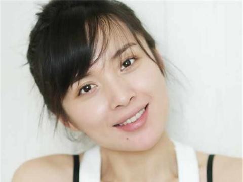 她26岁获影后，二婚嫁靳东，今40岁豪车出行，比刘诗诗还幸福！
