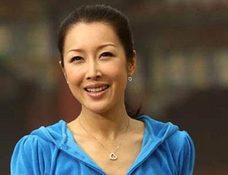 她抢走那英的《祝你平安》，这一首歌让她身家10亿，豪车如云！