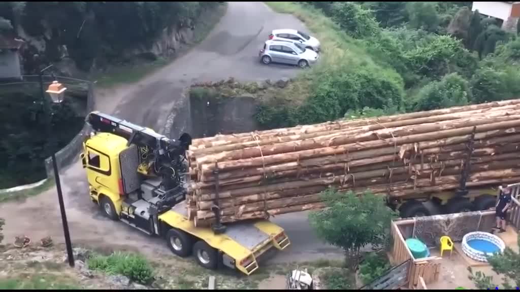 卡车师傅重载过小桥，看这路线肯定