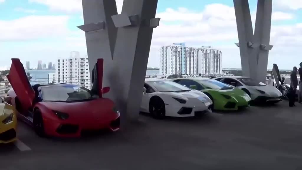 超级跑车一辆接一辆进场，你看中哪辆？