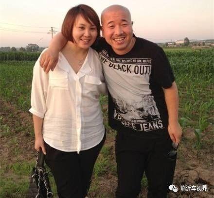 “刘能”老婆带儿子提百万豪车很低调, 将照片车标抹掉但还是露富