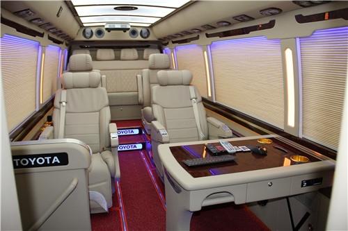 终于明白领导出行,不选迈巴赫劳斯莱斯,而选丰田考斯特亮点在这