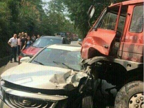 吉利博瑞遭货车侧面撞击, 车主下车后, 欣喜若狂