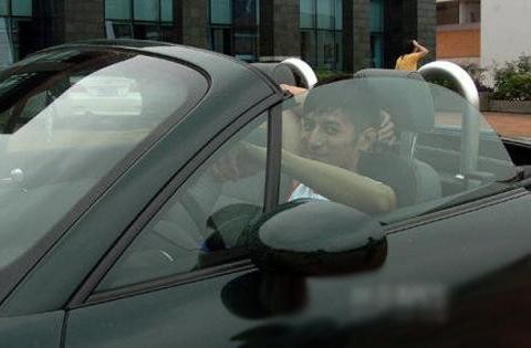 主持快乐大本营十多年 原来他是低调富豪 无数豪车