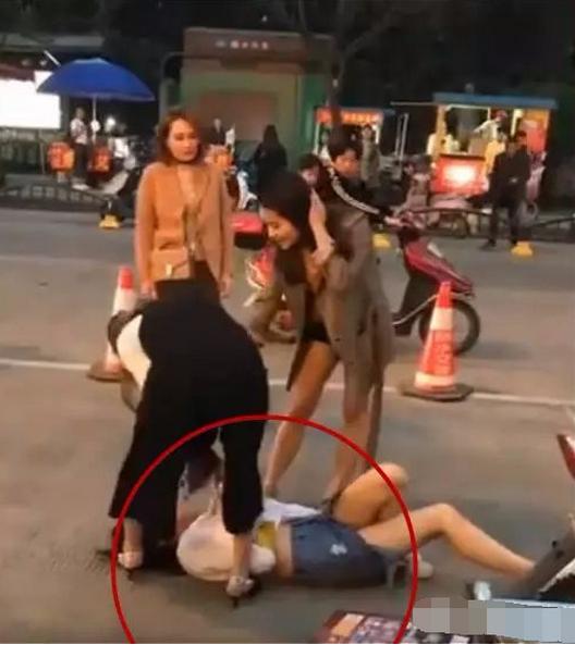 是受害的那个,可是现在小三却翻身做主人,开始殴打了原配