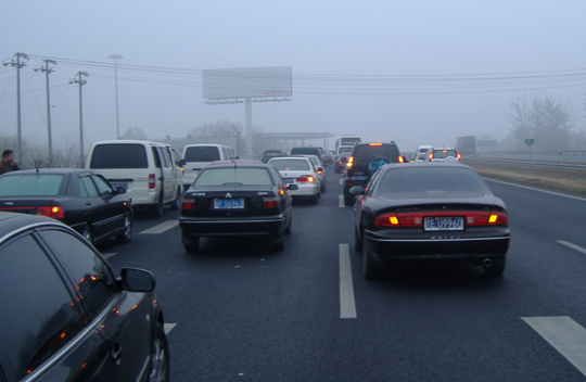 女司机高速掉头逆行酿连环车祸,摄像头记录下