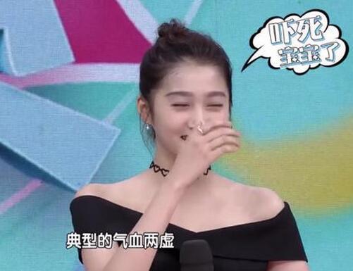 最近两个月, 爱穿高跟鞋的关晓彤突然喜欢上了