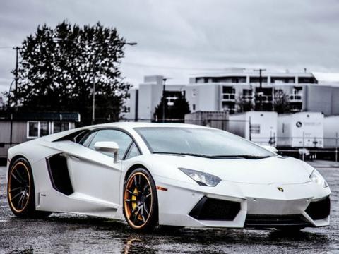 国内开兰博基尼的女富豪想征婚 穷小伙子最后抱得美人归