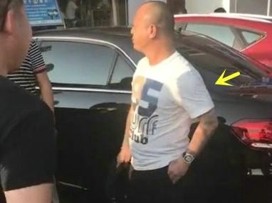 古惑仔中的大B哥出现在街头，160万凌志接送，光车牌就价值百万