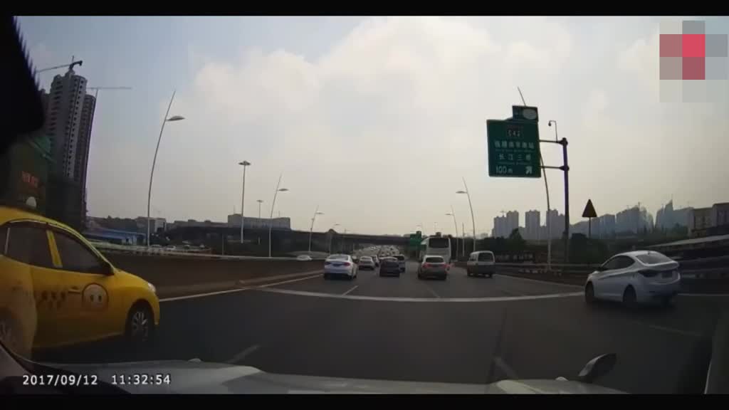 出租车仗着过硬车技，车辆行驶时频繁变道，没料到私家车跟他一样