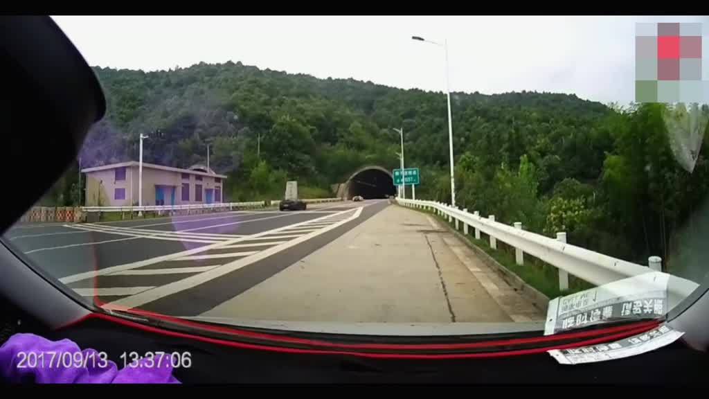 高速公路上，看到一队跑车群，在跑车群里夹着一辆捷达格外显眼