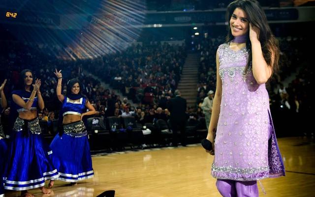 NBA最美的女神安佳丽，天使面容魔鬼身材，最后一张让人羡慕