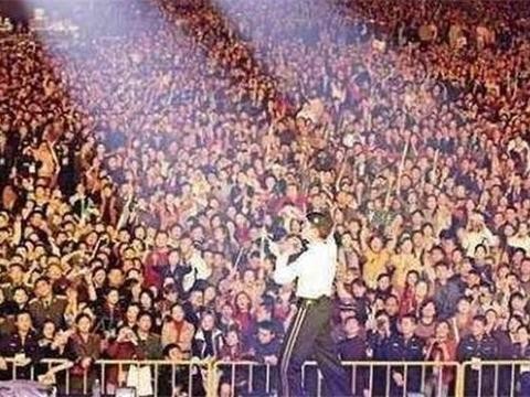 同是巨星坐拥豪车，刘德华演唱会座无虚席，而他演唱会可踢足球！