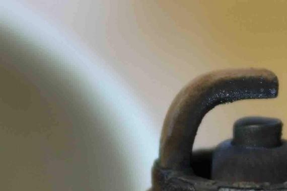 这样的火花塞也要换？老侯教你一个让它起死回生的办法