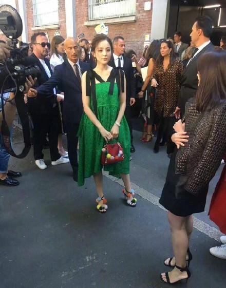 古力娜扎胆真大!脚铐鞋都敢穿出门?网友:张翰