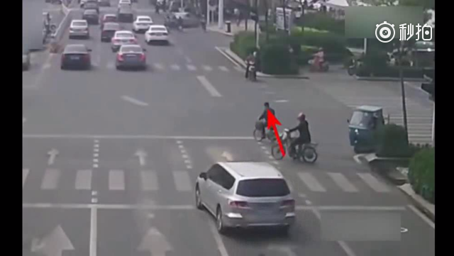 监控拍下电动车被撞前一幕，才知道他有多可恨！