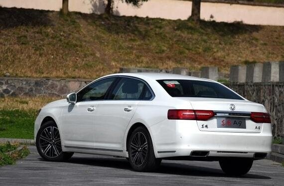 动力1.8T，舒适不输A6，帕萨特看了看价格，却笑了...