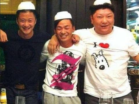 33岁王宝强近照，与吴京一起聚餐，两人情谊深重，豪车都很低调！