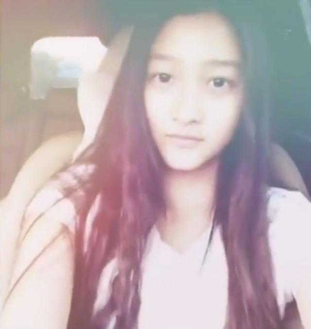 迪丽热巴与关晓彤素颜开直播!一个变女神，一个变大妈!