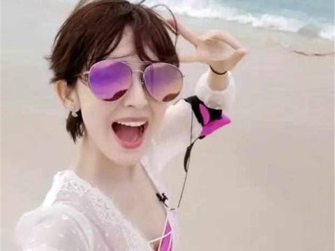 娱乐圈3位平胸女星，今一个个大红大紫，豪车不止一辆！