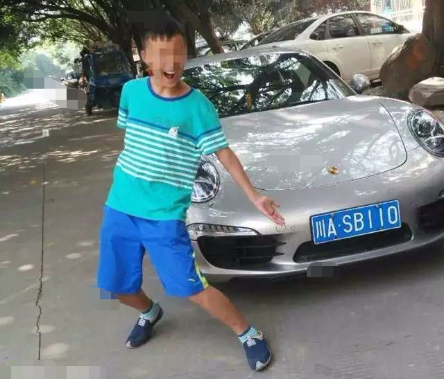 路边出现了一辆保时捷,看到车牌号后大家都觉
