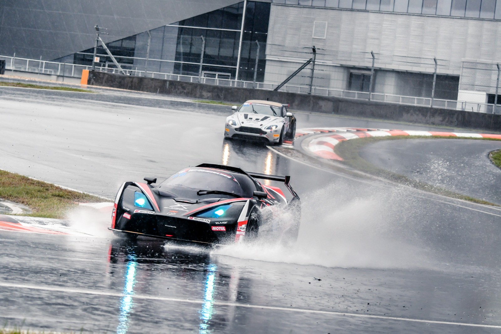 雨中激战中国超级跑车锦标赛浙江站