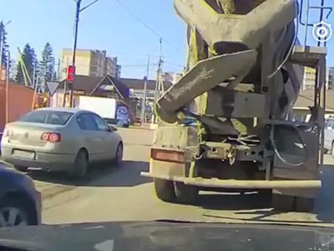 实拍女司机开豪车恶意抢道，结果水泥车司机路怒症彻底爆发了