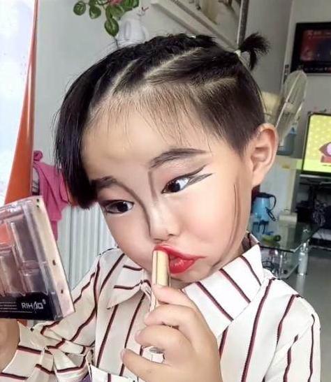3岁小女孩偷偷化妆,妈妈发现小女孩化妆后