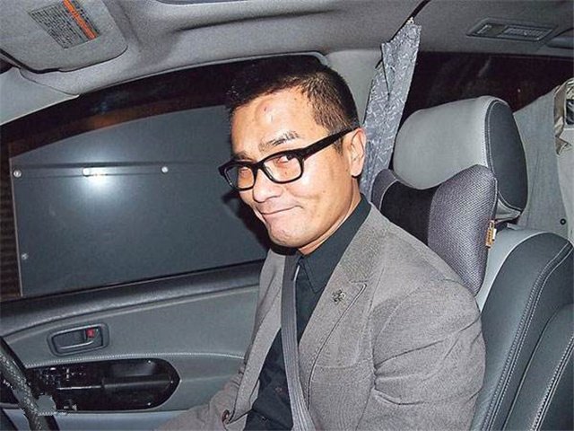 国内最穷的2位影帝,一个旧车开10年,另一个豪