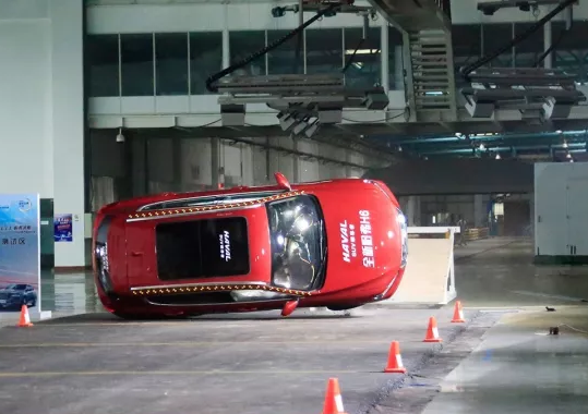 哈弗H6高速“失控”翻滚3周半后，车里的“人”有惊无险！