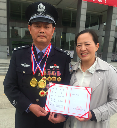 12岁小女孩被人劫持 阜阳一民警赤手夺刀被划伤