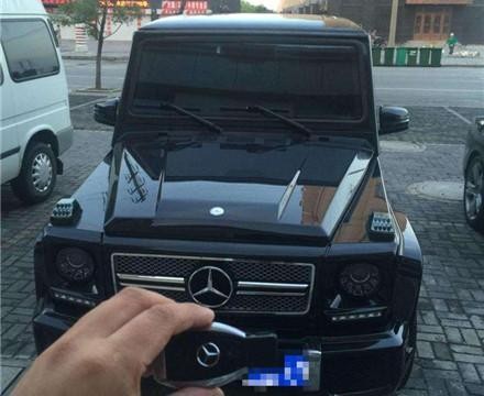 200万的豪车停在路边，车主取车时发现一纸条，看完后甚是激动！