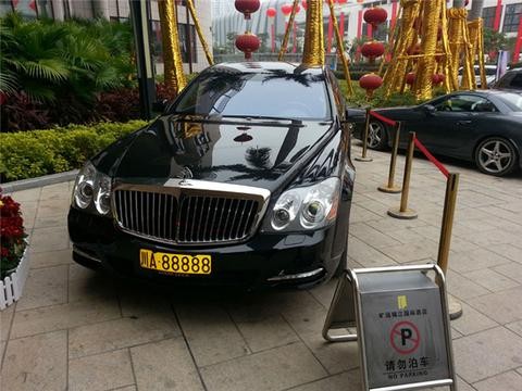 成都最霸气的车，车长6米多，落地近千万，车牌更是牛！