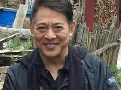 三位武打巨星，今一个患病，一个坐轮椅，唯有他坐豪车十分健康！