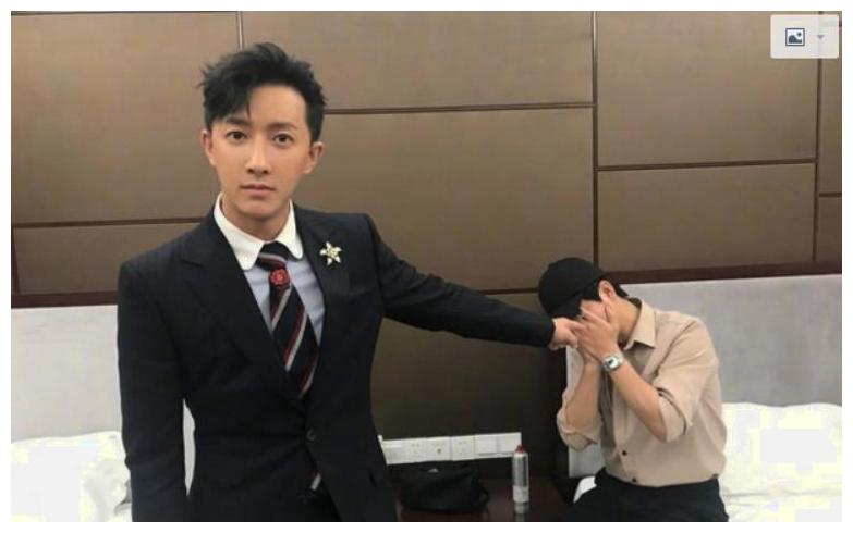 韩庚内心强大到走红毯时,刘海一边被风吹起来,出现了下面的造型,像是